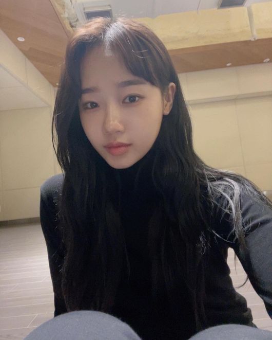 Group Weki Meki Yu-Jeong showed a different face.Weki Meki Yu-Jeong posted a picture on his instagram on the 22nd without any comment.In the photo, Yu-Jeong showed a sharp jaw line and face as if he had lost weight, and how much more he took his flesh seemed to be different in his face.Yu-Jeong took a selfie with a non-toilet minster, with fans reactions also explosive to the look of Yu-Jeong, which adds natural charm to her modest styling.Meanwhile, Weki Meki, which Yu-Jeong belongs to, announced I AM ME. last November.