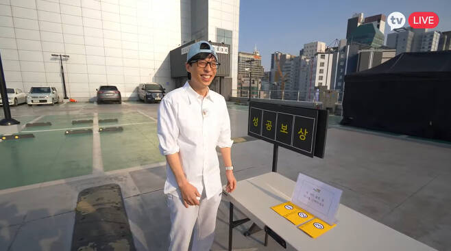 Yoo Jae-Suk mentioned his wife Na Gyeong-eun.On the 22nd, KakaoTV original play oil, Yoo Jae-Suk met with viewers through live broadcasts.Yoo Jae-Suk, who succeeded perfectly in the mission on the day, had a close communication with viewers. Yoo Jae-Suk, who talked comfortably in half, should not attach this to his brother.Get in and wipe your feet and grow up, he said.Yoo Jae-Suk laughed, saying, Someone has come to me to be good to Kyung Eun. Yoo Jae-Suk said, I am trying to be good to Kyung Eun.I do not think you are good at this tendency. People who are married will know well. Photo: KakaoTV broadcast screen