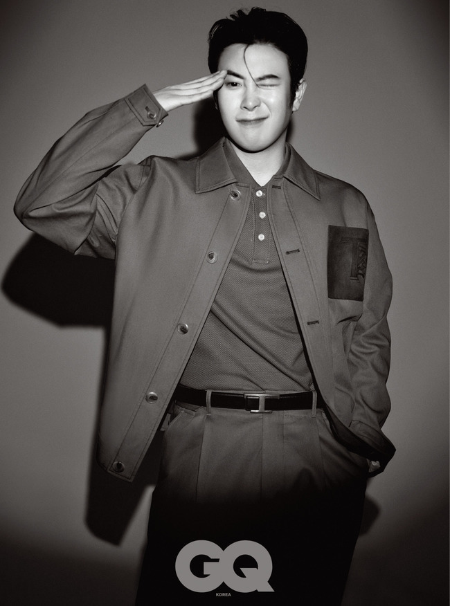Singer and actor Pyo Ji-hoon (P.O) released the former picture Enlisted.Pyo Ji-hoon took a photo shoot with the mens magazine GQ, which boasted a variety of charms, including a suit set-up, a denim jacket, and more.Pyo Hoon captivated Eye-catching by showing various aspects from smile full of boyhood to charismatic appearance through pictorial.In an interview, Pyo said, I am afraid but I am curious. If I get discharged, I will return to my own form soon.I want to work with people who can act deeply together in my work.I want to be a good actor when I am with my opponent. 