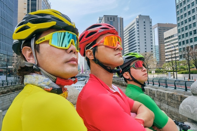 Super Junior Choi Siwon and Group UV met.On March 23, Label SJ released four image teasers for the new digital single My Old Bicycle with UV (Yoo Se-yoon, Muzie) and Choi Siwon through official SNS.In the image teaser, Choi Siwon, Yoo Se-yoon and Muji are wearing red, green, yellow riding costume, goggles and helmets.The unity with the character of the illustration cover released the previous day gives an unexpected smile.The wonderful poses of Choi Siwon, Yoo Se-yoon and Muji, set in bicycle riding attractions throughout Seoul, also attract attention. The splendor of the look reminiscent of the Earth Guard makes them look forward to the joint venture.My Old Bicycle, which was created by the collaboration of UV and Choi Siwon, is a song for bike riding enthusiasts. Choi Siwon and Yoo Se-yoon said through their SNS the day before, The season of riding.I have a riding song. I have accepted it carefully and put it down. I give it to many riders who run on the road today. Following the caricature illustration, the teaser image is also full of their wit and sense.Choi Siwon and UV are expected to show extraordinary synergy as a representative bike riding enthusiast and fresh musical partner in the entertainment industry.It is expected that Choi Siwons charming tone, UVs unique personality, and a common hobby of riding will meet and burst the porten beyond expectations.Therefore, interest in the different teasing contents to be released in the future is also attracting attention.