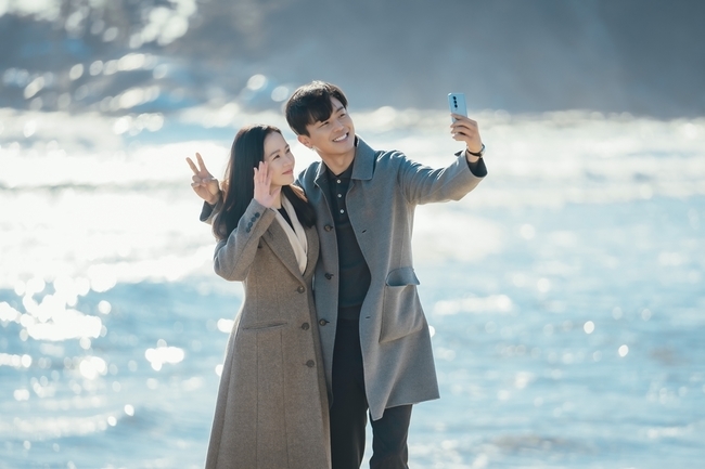 Pictured romantic scenes of Son Ye-jin and Yeon Woo-jin have been captured.In the 9th JTBC drama Thirty, Nine (playplayplay by Yoo Young-ah/director Kim Sang-ho/produced JTBC Studios and Lotte Culture Works), which will be broadcast on March 23, winter sea dates of Cha Mi-jo and Sun-woo Kim (Yeon Woo-jin) will be held.In the last eight episodes, Sun-woo Kim had extreme conflict with his father as he learned the truth hidden in the breakup of his brother Kim So-won (An So-hee).I asked my father for an apology, but I felt a deep disappointment as a child when I saw my father who did not break his stubbornness.Sun-woo Kim, who became clear about what he should do for his brother and how to live in the future, declared his isolation from his father.And he conveyed his willingness to adopt a future, and he hinted at his intention to marriage with Chamijo for this.Chamijo expressed an absurd expression to the proposal that came in without blinking, but the love of the two became deeper and harder.In this situation, Chamijo and Sun-woo Kim, who are enjoying a happy time in front of the winter sea, were revealed.A scene full of happy laughter in front of a sparkling and breaking wave gives a picturesque landscape, making viewers smile.Then, as he moves to the cafe, a strange expectation rises from Chamijos actions, which are reaching for Sun-woo Kim, as if a pink mood reminiscent of a proposal is detected.The eyes that look at each other contain more affection than ever, causing a lot of excitement.Sun-woo Kim, who first met Cha Mi-jo at Onnuri Nursery School, showed a gentle love for Cha Mi-jo, who has always been anxious.Especially, it existed like a friend in the arcade that sometimes forgets the sadness like a diary that opens the voice of the heart by the side of Chamijo who is saddened by the friend who became the deadline.