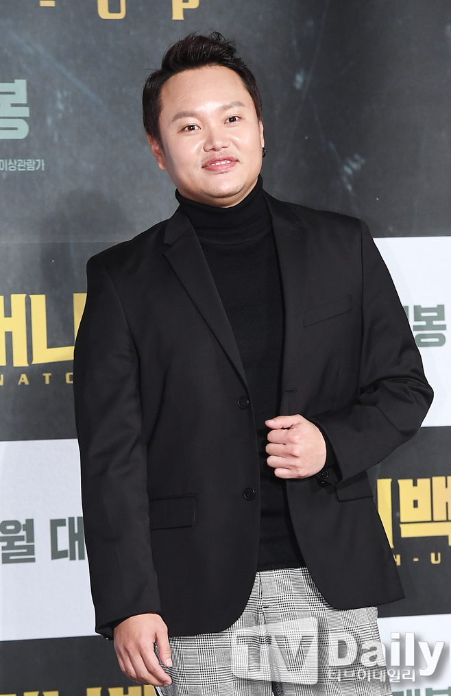 Actor Kim Min-kyo was given the Judgment of the Probation of the Coffers in connection with the accident that killed his Pet by biting Grandmas Boy in his 80s.With the theory of strengthening the responsibility for the ordering, the necessity of revising the law is gradually increasing.According to the legal system on the 23rd, the 6th detective of Seongnam support in Suwon District Court (Park Sang-han) Judgmented Kim Min-kyo, who was indicted on July 2 last year on charges of manslaughter, for eight months of safe and two years of Probation.Judge Park Sang-han said in a written statement, Innocent Defendant violated his obligation to manage the dogs by paying special attention to prevent dogs from harming people even though he had been bitten by his neighbors in the past.In the end, there is a serious result that a person dies, and the guilt is not light. I took into account the fact that Innocent Defendant confessed to the crime and deeply reflected on it, agreed with the victims of Victims, entrusted the dog to the Pet Training Center to prevent recurrence, and there was no penalty exceeding the fine, he said.The ruling was confirmed without Kim Min-kyo and the prosecution both appealing.The incident occurred on May 4, 2020.Grandmas Boy, who was working in the garden of Gwangju city in Gyeonggi province at the time, was attacked by two large dogs that were released without a leash.Victims later underwent several operations but failed to recover and died of pulmonary embolism following femoral artery damage.At the time, Kim Min-kyo said, I will take responsibility as a tour with an apology. For the dogs that caused the accident, I am planning to educate, entrust, and take more necessary measures.In the future, we will be careful not to cause accidents through more thorough Pet education and management as a tour. As Kim Min-kyos fine was announced, there is a growing voice that he should hurry to improve related regulations and seek ways to raise safety awareness about the owner.The number of dog bites is so severe that more than 2,000 cases occur each year.The Ministry of Agriculture, Forestry, Livestock and Livestock Food and Drug Administration announced last month the amendment to the Enforcement Regulations of the Animal Protection Act, but the vague safety measures such as 2m long neck length and handle holding added to the confusion of companion animal guardians.In particular, there has been no change in the content of the duty to wear a mouth cap. Of the 2.33 million registered Pets, only five dogs, including lottweilers and pit bull terriers, are applied.Beljian Schiffdog of Kim Min-kyo, who caused the accident, is also not classified as a name-and-neck. In 2018, the government pushed for an increase, but it was canceled by animal protection groups.I do not feel sorry for Victims that I did not euthanize the dog that killed a person. When I grow up, I am a family, but there are many companions who treat it as a dog.The dog owner should live at least a prison sentence, he said.I hope that realistic measures will be prepared to raise awareness about the accident of the dog as soon as possible and to encourage voluntary participation of the companions.