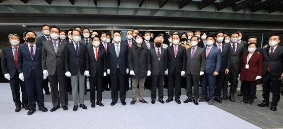 윤석열 대통령 당선인과 안철수 인수위원장, 이준석 국민의힘 대표 등 참석자들이 18일 오전 서울 종로구 통의동 인수위원회 앞에서 열린 제20대 대통령직인수위원회 현판식에서 기념촬영을 하고 있다. 뉴스1