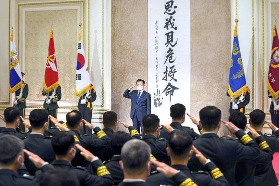 문재인 대통령이 지난해 11월 16일 청와대 영빈관에서 열린 준장 진급자 삼정검 수여식에서 진급자들의 경례를 받고 있다. 이날 육군 50명, 해군 11명, 해병대 3명, 공군 12명 등 76명의 준장 진급자들이 삼정검을 받았다. 청와대사진기자단