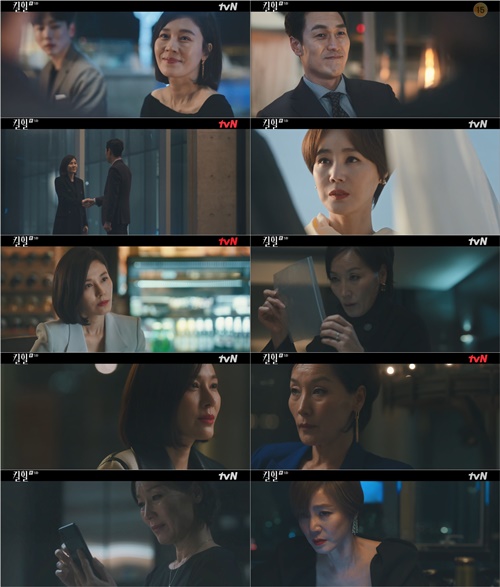 The compositions of Kill Heel Kim Ha-neul, Lee Hye-Yeong, and Kim Sung-ryung began to overthrow.In the 5th episode of the TVN tree drama Kill Heel (directed by Noh Do-cheol, Shin Kwang-ho and Lee Chun-woo, produced by Ubiculture and May Queen Pictures), which aired on the 23rd, the breathless movements of Woohyun (Kim Ha-neul), Moran (Lee Hye-Yeong), and Ok Sun (Kim Sung-ryung) to hold the knife sack in hand This was drawn.Woohyun, who had received a Skout offer from a company that had failed to transfer in the past, began trading with Moran, while Moran, who finally showed tears with his affection for his son.The appearance of Oksun, which reveals the blade hidden behind the back of the peony, predicted a reversal that broke the plate so far.When he returned to Seoul, Woohyun met Okseon, and the facts that no one knew were revealed.When I was worried about Kill Heel, which Hyun-wook presented, I came to the sea to inform the existence of seawater.Oksun asked Woohyun, who returned from his business trip, what happened there, and Woohyun told stories related to affiliates.Oksun, who does not believe Morans words for the benefit of the company, said, You take care of yours, Hyun-ah.Oksuns words set fire to Woohyuns desire again.Woohyun, who faced Moran, demanded Moran to meet the unconventional Skout proposal received from Hyerim (Lee Hye Eun), a home shopping business manager who had previously gone.The company will launch a cosmetics brand in its own name, and the president will be headed by her husband Doyle (Kim Jin-woo).Woohyun responded with a smile to Moran, who laughed at the laugh, saying, If you are going to be Lee Yong with this tool, do not move at a low price.The fight between the two men, who pushed and pulled tight to make each other Lee Yong, grew stronger.Moran lost his composure for a while in front of Woohyun, who came out to tell Hyun-wook about the peonys plan related to the affiliate.He asked, Do you think you hold it, Carlo? And Woohyun provoked without any hesitation, saying, I do not seem to have anything to lose.Moran, who eventually accepted Woohyuns condition, but the coldness that crossed Morans face turned to suggest an unfinished game.Ok-sun, who left for volunteer work at a nursery with his son Jung-hyun (Yoon Hyun-soo), took out a strange face when he was left alone with the director (Oh Ji-hye).The cold threat of I should never know that I am from here with the support of the director added curiosity to the secrets surrounding the two.The jade line, which differs in masks according to needs and opponents, is now approaching Woohyun, who first shed the presence of seawater on him and taught him how to fight the peony.What story is hidden when he told Woohyun, who could not easily doubt it, that he was the same person as you.Ok-sun, who has a hysterical laugh with a confirmation letter containing the results of the formation of the paternity between Moran and James (Kim Hyun-wook), contrasted with Moran, who tears with longing for office, and amplified doubts about his move.Woohyun, who had jumped into the enemy camp with Lee Yong, who had nothing to lose, and Moran, who allowed the gap between the moment,At the last minute of the three people, attention is focused on who will hold the hilt.The 6th episode of Kill Heel will be broadcast at 10:10 pm on the 24th, 20 minutes earlier than before.