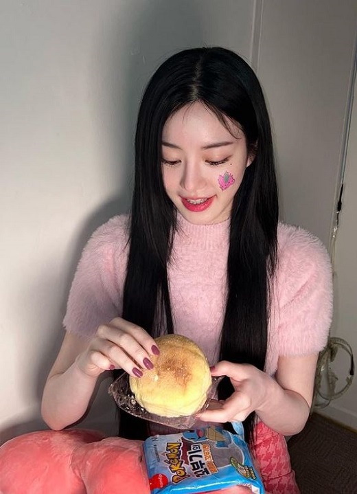 Actor Lee Yu-bi (real name Lee Yu-jin and 32) expressed his excited heart with The Pokémon Company bread.Lee Yu-bi posted several photos on her Instagram page on Monday, writing, Is Nidron good or not? Anything prodigy. Thank you.Lee Yu-bi with The Pokémon Company bread is seen wearing a tibu seal on one cheek.Lee Yu-bi looked straight ahead and showed joy by opening her mouth wide. Her cool features caught her eye.Meanwhile, Lee Yu-bi met viewers last year through the original TV drama Yumis Cells.