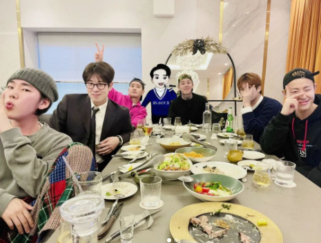 Group Block B P.O (real name Pyo Ji-hoon) released a full picture of Block B, full of warmth.On the 24th, P.Os official Instagram posted a picture with the phrase Block B brothers who rushed to the army to go to the army.In the photo, Block B complete members sitting side by side in front of a long table were seen.The characters who attended were gathered on behalf of P.O., Zico, Beebeom, Taeil, Yukwon, Jaehyo and Park Kyung, who was serving in the military.The netizens who watched the photos responded such as Do not go real, Do not hurt, you have to go well, Ji Hoon is really warm to go to the army.The P.O. will begin his military service on the 28th by Enlisted to the Marine Corps.Photo Pyo Ji-hoon SNS