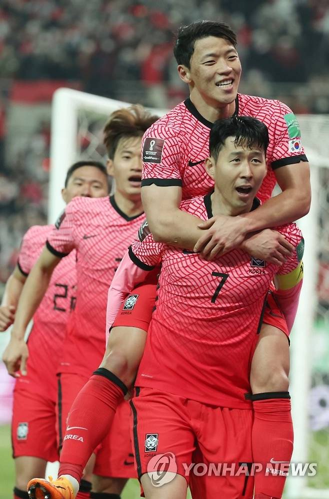 손흥민 골 (서울=연합뉴스) 신준희 기자 = 24일 서울 마포구 서울월드컵경기장에서 열린 국제축구연맹(FIFA) 2022 카타르 월드컵 아시아 지역 최종예선 A조 9차전 대한민국과 이란의 경기.
한국 손흥민이 선취골을 터트린 뒤 환호하고 있다. 2022.3.24 hama@yna.co.kr