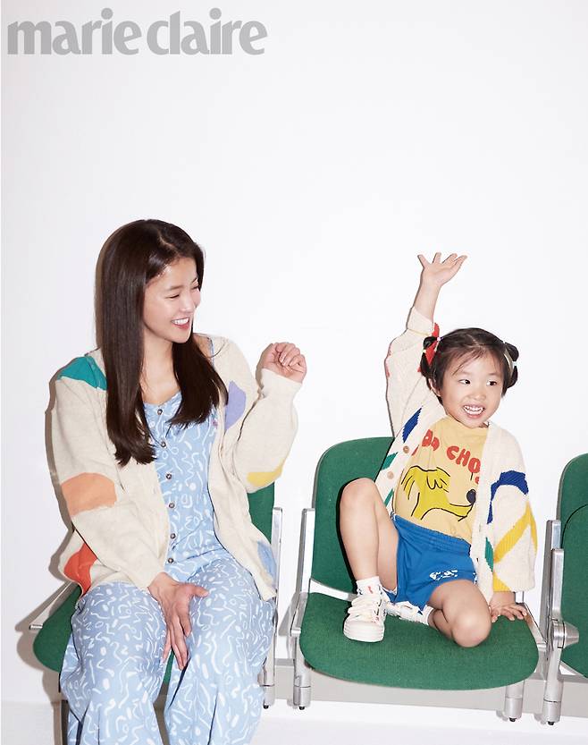 Seoul) = Actor Lee Si-young has created a warm atmosphere with Son Jung Yoon-gun.Magazine Marie Claire released a April issue photo with Lee Si-young with Son Jung Yoon-gun on the 25th.Lee Si-young in the public picture showed a lovely look with son.Lee Si-young then attracted attention by creating blue color check knit cardigans and shorts, and Jung Yoon-gun matched orange overrolls with logo sneakers and produced youthful spring styling.Meanwhile Lee Si-young married a catering businessman in 2017 and gave birth to son in 2018.Last year, he appeared on MBC Powerful Intervention Point and released his daily life with son.