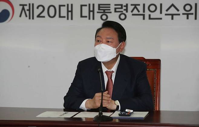 윤석열 대통령 당선자가 24일 서울 종로 통의동 인수위에서 열린 지역균형발전특별위원회 임명장 수여식을 마친 뒤 인사말을 하고 있다. 공동취재사진