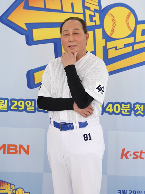 Former baseball coach Kim In-sik expressed his expectation for the players of Back to the Ground.On the afternoon of the 25th, a production presentation of the new entertainment program, Back to the Ground, was held.On the spot were the only PD, Kim In-sik, Song Jin-woo, Yang Jun-hyuk, An Gyeong-hyeon, Hong Sung-heon, Hyun Jae-yoon, Chae Tae-in, Kim Tae-kyun, Lee Dae-hyung, The Putney School, Yoon Suk-min, Lee Chan-won was present.Kim In-sik, the most anticipated player on the day, laughed, saying, I was not able to do it because I retired at first.But as time goes by, I do better, he said. I would like to expect it.The Putney School is 147 kilos as it was in its heyday, he praised.Back to the Ground is a retirement reversal variety that truly captures the spectacular return of Legend stars who have made a mark on baseball history in a time.Coaches Kim In-sik, Song Jin-woo and Yang Joon-hyuk, An Gyeong-hyeon, Hong Sung-heon, Hyun Jae-yoon, Chae Tae-in, Kim Tae-kyun, Lee Dae-hyung, Yoon Suk-min, The Putney School, Legend Baseball Players While the people are getting hot attention for their comeback on the ground again, MC Kim Gura and Lee Chan-wons Chemie, who will add smooth progress and fun to see with clear commentary, are raising questions.First broadcast on March 29.