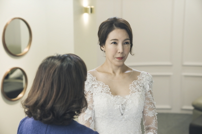 Jeon Soo-kyung, a marriage writer, is preparing for marriage by showing off his white Wedding Dress figure.TV CHOSUN Weekend Mini Series Marriage Writer Divorce Composition 3 (Phoebe, Im Sung-han)/Director Oh Sang-won, Choi Young-soo/Making Highground, Jidam Media, Green Snake Media/hereinafter Girl Song 3) shows that Ban-Sieun couple can be excited about middle-aged romance and are receiving absolute support from viewers Situation.In particular, in the last 8 episodes, Lee Si-eun and Seo-ban (Moon Seong-ho) traveled with fragrance (Jeon Hye-won) and Uram (Im Han-bin) to raise a family-like chemistry, raising expectations for the marriage of the two.In this regard, attention is focused on the Wedding Dress Gabon scene of Jeon Soo-kyung.In the play, Lee Si-eun was a screen in the dress Gabon at a shop where Friend was a Wedding Dress Desiigner.Unlike usual, which was unadorned, Ishieun emits a hidden beauty with a deep neckline, rich lace, and a blooded mermaid line of Wedding Dress.Friend, a Desiigner, also said, I was a womans seller. He was delighted and hinted that the remarriage with the Western class was approaching.Attention is focusing on whether the remarriage with the West Ban will proceed as a result, and how SF Electronics Chairman (Han Jin-hee), who had an unfavorable reaction to the Wests marriage partner, will react to the marriage of Lee Si-eun and the West.Meanwhile, Jeon Soo-kyungs 180 degree phantom scene was filmed in February.Jeon Soo-kyung has been wearing a lot of colorful and tight dresses as he is also active as a musical actor, but he has repeatedly made a choice of dresses considering the character of Ishieun.In the end, after a lot of discussions with the stylist, Jeon Soo-kyung decided to transform into a sophisticated image because he thought that it would be better to design a colorful design than a simple and neat one.On the day of filming Wedding Dress Gabon, the staff who saw the Jeon Soo-kyung, who returned to Wedding Dress, poured out cheers such as pretty and beautiful at the scene and formed a feast atmosphere and made the bright smile of Jeon Soo-kyung bloom.The production team said, Jeon Soo-kyung shows Lee Si-euns hangol-defection with superior physical and mature acting. He also praised Lee Si-euns flower path and said, Please wait for this broadcast with support.