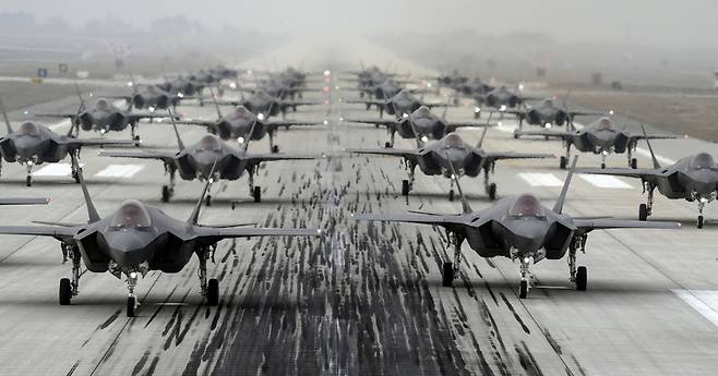 [서울=뉴시스]F-35A 스텔스 전투기 수십 여 대가 25일(금) 오후 우리 군 공군기지에서 엘리펀트 워크(Elephant Walk) 훈련을 하고 있는 모습. 2022.03.25. (사진=국방부 제공) *재판매 및 DB 금지