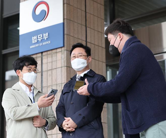 대통령직인수위원회 정무사법행정분과가 오늘 예정됐던 법무부 업무보고를 유예한다고 밝힌 24일 박범계 법무부 장관이 정부과천청사 법무부를 나서며 취재진의 질문을 듣고 있다. 박 장관은 인수위의 통보에 대해 "오늘은 침묵하겠다"고 말했다. 연합뉴스