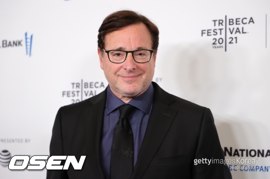 An autopsy confirmed that there was a corona virus in the body, with comedian and actor Bob Saget, known for his TV sitcom Full House, dying in January at the age of 65.According to Page Sixs 24-day report, actor Rosalie Couch, who performed a comedy show with Bob Saggett, told police that Saggett had lost his hearing and heartache before he took the stage on January 8.In addition, the Kochi insisted, Bob has suffered COVID 19 for a long time and his body has taken a long time to overcome it.Pagesix obtained an autopsy report, confirming that Saget still had coronavirus in his body at the time of his death.Saget also suffered skull fractures, scalp abrasions, brain haemorrhage and bruises.The deceased is likely to have fallen backwards without being conscious and hit the back of his head, he said. The death method is an accident.Meanwhile, police said he would have died when he hit the headboard of the hotel bed.Police believe he died after colliding with his head on the bed headboard at the time of 2 am.The bereaved also later told the media that the police concluded that he accidentally hit his back in the head and slept without thinking about anything.Drugs and alcohol are not known to be related.However, some experts have questioned the conclusion, telling the New York Times that it is more consistent with head blows like hitting with a baseball bat or shocks from 20 to 30 feet regarding Saggetts injury.Meanwhile, Saget, born in Philadelphia in 1956, played Danny Tanner in ABCs popular sitcom Full House from 1987 to 1995, and starred alongside John Stamos, Mary Kate and Ashley Olson.He later appeared in the same role in the reboot series Fuller House.He was also loved by the America Funist Home Video and When I Met Her series, and he was also known for his high-level stand-up performance, unlike the lovely family personality he showed in Full House.He started the podcast Bob Sagets Here for You with the death operation All-Sing Comedy team.The deceased has three children with his wife Kelly Rizzo.