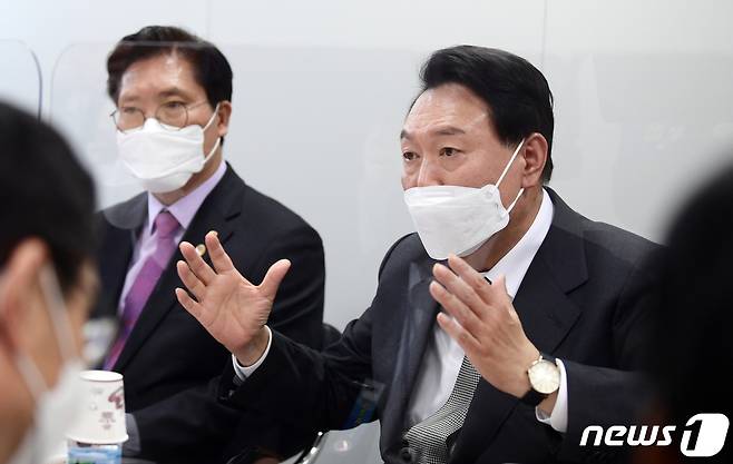 윤석열 대통령 당선인이 25일 오후 서울 종로구 통의동 대통령직인수위원회에서 열린 경제2분과 국토교통부 업무보고 현장을 찾아 인사말을 하고 있다. 2022.3.25/뉴스1 © News1 오대일 기자