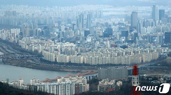 서울 남산에서 바라본 도심 아파트 모습. 2022.3.23/뉴스1 © News1 김명섭 기자