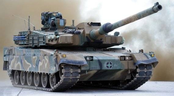 대한민국 K-2 흑표. 최신예 3.5세대 전차다. 세계 최초로 반능동 유기압식 현가장치(ISU, In-arm Suspension Unit)를 전면 도입해 중량·공간·기동성이라는 3요소를 모두 향상했다. 센서를 통해 지형에 따라 서스펜션을 효율적으로 전자적으로 컨트롤하기 때문에 야지 기동성과 승차감, 기동 간 사격 명중률이 향상된다. 또한 세계 최초로 동적궤도장력조절기(DTTS, Dynamic Track Tensioning System)를 개발해 적용했다. DTTS는 전차 궤도의 순간 장력을 측정해 일정하게 조절하도록 하는 장치로 궤도가 쉽게 이탈하는 경우는 없을 것이라고 한다. 현수 장치의 수명을 늘리는 데에도 도움이 되는 등 유지 보수 측면에서도 이점이 있지만 전투 중 치명적인 기동 불능 상태에 빠질 가능성을 획기적으로 줄였다. 이러한 장치는 야지 구릉지대에서 물기를 머금은 진흙지대나 눈밭에 빠지는 현상까지 크게 줄여 기동성을 향상시켜 준다는 것이 군사전문가들의 중론이다. ⦁중량 56톤 ⦁전장 7.50m(포신 포함 10.80m) ⦁전폭 3.60m ⦁전고 2.40m ⦁승무원 3명(전차장·포수·조종수 ) ⦁주포 55구경장 120mm CN08 활강포(내림각 -5°, 유기압 현수장치 사용 시 -15°) ⦁부무장 12.7mm K6 전차장용 대공기관총, 부무장 7.62mm M60E2 동축기관총 ⦁탄약 적재량 주포 40발(자동장전 16발, 예비탄 24발) ⦁부무장 1만2000발 ⦁엔진 초도 양산분 MTU MT-883 ka-501, 2-3차 양산분 두산인프라코어 DV-27K ⦁엔진 출력 1500마력 ⦁최대 속도 평지 70km/h, 야지 50km/h ⦁등판 경사/능력(%) ≦31도/60 ⦁도하 수심 ≦4.1m ⦁연료 용량 1296L ⦁항속 거리 450km ⦁현가장치 ⦁반능동 유기압식 ISU. 사진=현대로템·대한민국 육군