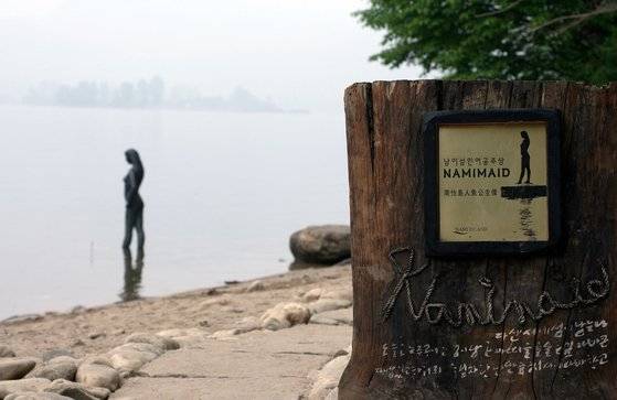 남이섬 인어공주상은 원래 처분 곤란한 동상이었다. 이 동상에 동화를 입혀 동화 같은 스토리텔링을 완성했다. 사진 남이섬