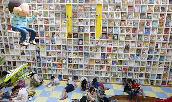 남이섬에서 열린 세계책나라축제 현장. 책 속에서 책을 읽고 책과 노는 축제다. 사진 남이섬