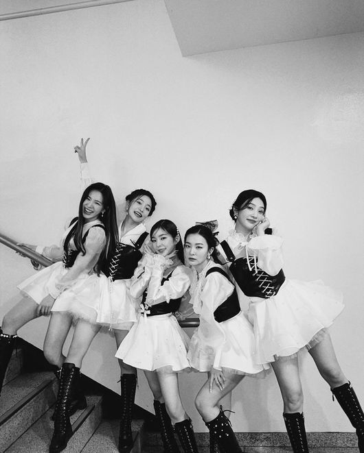 Seulgi has released a group photo of Red Velvet members.On the 25th, Red Velvet Seulgi posted a picture on his instagram with a short message called Offset.The photo shows Red Velvet members including Seulgi taking pictures with black and white filters. Red Velvet members fairy beauty and dry body attract attention.Especially, the fans who watched the five members who seemed to be friends were focused.Meanwhile, Red Velvet has recently released a new mini album The ReVe Festival 2022 - Feel My Rhythm.seulgi instagram
