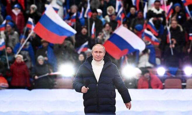 지난 18일, 크림반도 병합 8주년 축하 모스크바 콘서트에 연설하러 나온 푸틴. 그가 걸친 패딩과 목 폴라는 한화 2천만원 어치의 명품이라고 해서 더욱 구설에 올랐다. (AFP/연합)