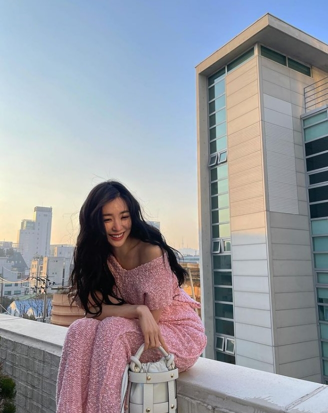 Group Girls Generation member Tiffany told the recent news.Tiffany recently posted a picture of herself sitting on a rooftop railing without comment on her Instagram account.In the photo, Tiffany poses with a luxury bag from F. It attracts attention by fashionably digesting difficult all-pink look.On the other hand, Tiffany is casting in the JTBC drama The youngest son of the chaebol house in the Korean Rachel station and is about to debut the house theater.