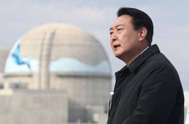 윤석열 대통령 당선인이 대선 후보 시절이었던 지난해 12월 29일 경북 울진군 신한울 3·4호기 건설중단 현장을 방문, 탈원전 정책 전면 재검토와 신한울 3·4호기 건설 즉각 재개 등 원자력 공약을 발표하고 있는 모습. 연합뉴스