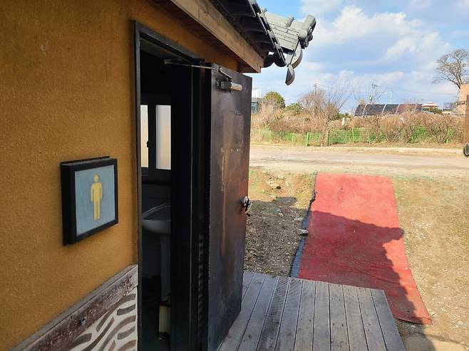 지난 26일 경기 양평군 두물머리에 설치된 남자화장실에 문이 줄로 고정된 채 열려 있다. 채상우 기자