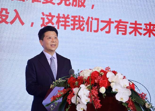 궈핑 화웨이 순환회장이 지난 28일(현지시간) 중국 본사에서 열린 ‘화웨이 2021년 연례 보고 간담회’에서 발언하고 있다. (사진=화웨이)