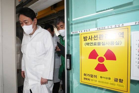 윤석열 대통령 당선인이 대선 후보 당시인 지난해 11월 대전 대덕연구단지의 한국원자력연구원을 방문해 방사선 관리구역을 둘러보고 있다. 연합뉴스