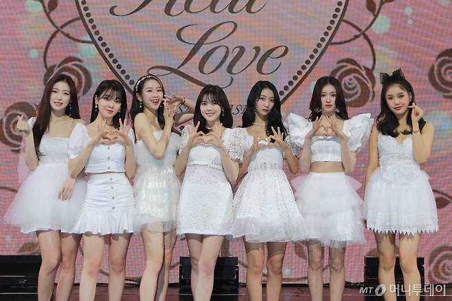 걸그룹 오마이걸(OH MY GIRL)이 28일 오후 온라인 생중계로 진행된 두 번째 정규 앨범 '리얼 러브'(Real Love) 발매기념 쇼케이스에 참석해 포즈를 취하고 있다. 이번 앨범에는 타이틀 곡 '리얼 러브'를 비롯해 '드립'(Drip), '이든'(Eden), '리플레이'(Replay), '패러슈트'(Parachute), '키스 앤 픽스'(Kiss & Fix), '블링크'(Blink), '디얼 로즈'(Dear Rose), '항해'(Sailing Heart), '리얼러브(INST.)' 등 총 10개의 트랙이 수록됐다. /사진제공=WM엔터테인먼트 2022.03.28 /사진=이동훈 기자 photoguy@