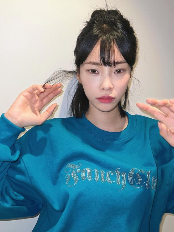 Singer-songwriter Heize, who had been worried about his skinny body, appeared on the radio in three months and collected topics.Heize last took a three-month pause on January 8th, when his health deteriorated for the 36th Golden Disk Awards.Heize, who appeared on SBS Power FM Hwa-Jeong Chois Power Time broadcast on the 30th, was still thin, but said he was recovering his health.I had Heize so rich that I didnt do it so I said, Oh, why are you so skinny? (Bollsy) smacked? said Hwa-Jeong Choi.Heize replied: I lost a week ago and then Im eating protein once every four hours, Im trying to lose too much weight and then come back.Earlier in January, Heize was worried about his face, which was so bad that his jaw bones were exposed. Since then, he has often been through personal SNS.Meanwhile, Heize released a digital single I Need a Mom at 6 pm on the 29th.Heize said on the 29th day of release, My mothers mother, and her mother, her mother.Furthermore, there will be a moment when I realize that my mother is needed someday, and I wrote it thinking that I want to advance the moment of many sons and daughters a little more. I hope that this song will be over and that I will be able to call the person who loved me first and the person I love, and I can call my loved one for a long time.Photo Source  Heize SNS, Official Music Video
