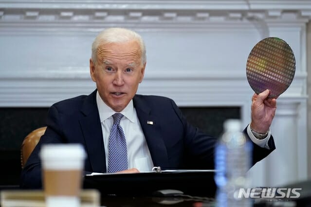 조 바이든 미국 대통령이 2021년 5월 12일(현지시간) 미국 워싱턴 백악관 루즈벨트룸에서 열린 반도체 공급망 복원에 관한 최고경영자(CEO) 화상 회의에 참석해 실리콘 웨이퍼를 들고 있다. (사진=뉴시스)