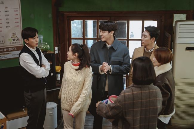 Jeun Mi-do crew gathers in Jungane Man in the Kitchen.At the 11th JTBC Tree Drama Thirty, Nine (playplayplay by Yoo Young-ah/director Kim Sang-ho/produced by JTBC Studios, Lotte Culture Works), which airs today (30th), at 10:30 pm, it foresaw a happy night of laughter and romance of six youths gathered at Junghane Man in the Kitchen, the parents shop of Jeong Chan-young (Jeun Mi-do) Yes.In the first photo, Son Ye-jin, Jeong Chan-young, Jang Joo-hee, Sun-woo Kim, Kim Jin-suk, and Kim Jin-suk, who spend a pleasant time in the Jungane Man in the Kitchen ), Park Hyun-joon (Lee Tae-hwan) is drawing attention.There is a warm and pleasant atmosphere like a Christmas party, such as cleaning the table of the hall and sitting together and drinking warm tea, and picking up a nice song with a microphone.Chung Chan-youngs eyes looking at them are moist and wet, and I am wondering why they are all gathered in the garden man in the kitchen.These six youths, who are soaked in appreciation while looking at the scenery outside the snowy window, have not known each other for a long time, but they are as harmonious as they have known for a long time.From someones lover to someones neighborhood residents, they have a relationship with various stories and are becoming pleasant and comfortable when they are together.It is expected that the memories of one winter night with Chung Chan-young, Cha Mi-jo, Jang Joo-hee, Kim Jin-suk, Sun-woo Kim and Park Hyun-joon, who are always with each other, are already waiting for this day.Thirty, nine, which is only two times ahead of the end of the show, will make the room more tearful with the appearance of Chung Chan-young, who is getting sick and those who will meet the time of farewell.The brilliant days of three friends who will make the last of Chung Chan-young more beautiful and brilliant are today at 10:30 pm JTBCs Drama Thirty, Nine