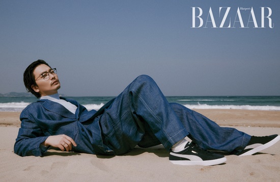 Actor Yi Dong-hwi boasted a sense of fashion through the picture.Yi Dong-hwi recently took a photo shoot with fashion magazine Harpers Bajaj Auto.Yi Dong-hwi, a well-known entertainment fashionista, was seen taking an early vacation from the end of winter to the East Sea.Yi Dong-hwi caught the eye by wearing a trench coat on a training jumper and matching a classic sneakers with a denim suit.In addition, tinted sunglasses, clear green training pants, and other clothes that are difficult to digest easily have been digested with their own feelings.Yi Dong-hwi was a shooting in the cold outdoors, but it was the back door that he checked the costumes as well as the shooting accessories and did his best to make every cut and applauded the field staff.The picture of Yi Dong-hwi can be found in the April issue of Harpers Bajaj Auto.Photo = Harpers Bajaj Auto Korea
