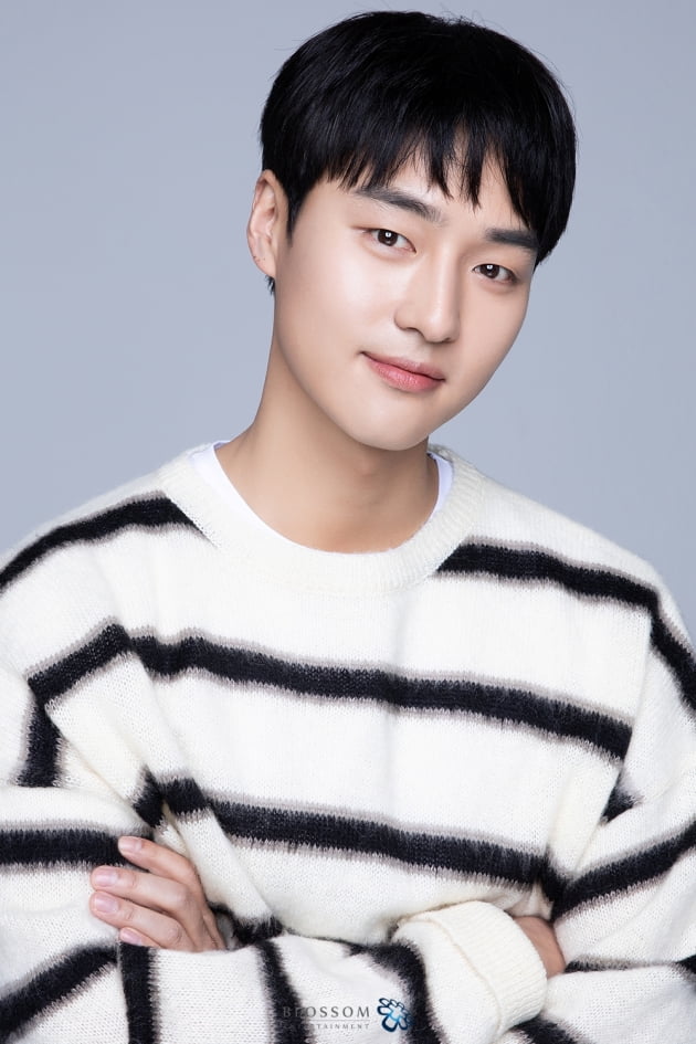 Actor Yang Se-jong has boasted a variety of charms through his new profile.On the 31st, Blossom Entertainment released a new profile photo of actor Yang Se-jong, who became a family member after his retirement.In the open photo, Yang Se-jong freely digested the concept from bright and clean images to soft and charismatic images.The first profile matched a white cardigan with a white background to maximize a distinctive transparent and clear image.In the following photos, he added chic with his restrained eyes, and at the same time, he snipped his fan with a visual that was invisible and boyish for two years.Yang made his debut in 2016 with SBSs Romantic Doctor Kim Sabu; he was a ready-made newcomer and proved a solid acting performance to the public by starring in the OCN drama Dual seven months after his debut.In SBS The Temperature of Love and Thirty but Seventeen, it became a popular actor with sweet and exciting romance acting.Before enlistment, JTBC My Country starred in the first historical drama and showed various aspects that were not seen in modern drama.Yang Se-jong, who has solidified his position as an actor with his character digestion power regardless of genre, is paying attention to what new moves he will show after his entire career.