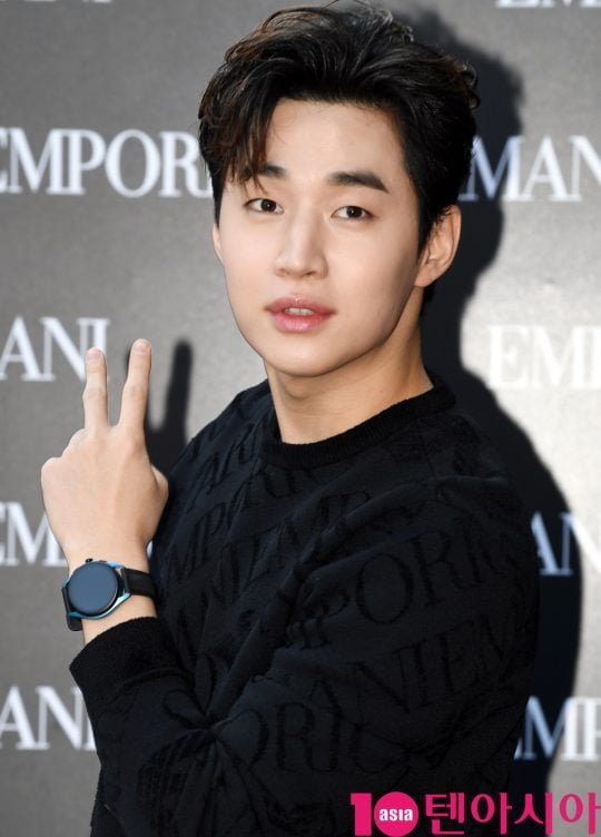 Henry Lau, who caused the pro-China controversy, has started his return to the country: he is currently filming the dancer version of Begin Again.But the publics reaction to him is not good.According to News 1 report on 29th, Henry Lau appears in the dancer version Begin Again with dancers Lia Kim, iKey, li jung and Park Hye-rim.The netizens who heard this news said, It is shameless to be Korea entertainment again, Why Henry Lau?,China has run out of money and so on.Henry Lau was liked for the title of Music Genius; Henry Lau, a first-year member of Begin Again, made a strong impression with his outstanding musicality.From singing to piano and violin playing, he showed his ability. Henry Laus solo performance video of Begin Again Korea exceeded 20 million views.In particular, the Beliver stage video shown in Begin Again Korea praised the original song Imagine Dragons as Beliver covered by Henry Lau is really awesome.Henry Lau also appeared in entertainment such as real man and I live alone, and showed pure and wrong charm and attracted great popularity.But his current gaze on Henry Lau is cold, as he has shown his pro-China moves in support of one China, the Northeastern process, and more.At the time of the South China Sea territorial dispute, he raised a poster supporting One China on SNS and frowned on Chinas anniversary celebration and wearing a mask of Oh Sung Honggi, saying, Happy New China birthday.When he appeared as a judge in China entertainment Low Gourmet 4, China explained the Korean traditional folk song Arirang and Pansori Hungbu as China culture, but he was silent and controversial.The controversy was raised on the 17th when it was announced that Mapo Police Station commissioned Henry Lau as a public relations ambassador for school violence prevention.Henry Lau said, I like children and have created various contents with young people, and it is an honor to be able to participate in the prevention of school violence in earnest.Henry Lau, who showed his pro-China moves earlier, was most likely to be in a public interest position.In response to the publics strong reaction, Henry Lau posted an apology on his social media two days after being appointed as a public relations ambassador, but the apology only raised controversy.Henry Lau, who was usually good at Korean, wrote sorry as sad.In addition, I did not show my reflection that I was uncomfortable people because of blood, not my actions and words.Henry Laus typo also came up with criticism that China Pandr was an intentional mistake to avoid automatic translation.When introducing the cast and staff at the start and end of the drama, China mandated the nationality notation of foreign national actors; it is likely that the activity of foreign national entertainers will be restricted within China.Some netizens criticized Henry Laus return to Korea entertainment, saying, China is narrowing my position, but I come to China.Henry Lau is a priority to catch a fan who has turned to a pro-China controversy rather than a sudden return.