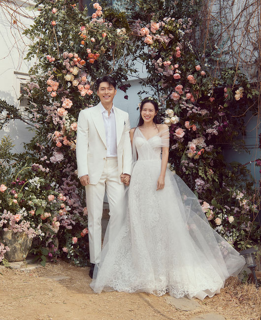 There is also a growing interest in whether the two peoples wedding invitations are authentic, as the marriage ceremony of actors Hyun Bin and Son Ye-jin is held in the security of the ironclad.Hyun Bin and Son Ye-jin will hold a marriage ceremony at Walkerhill ASStonehengeHouse in Gwangjang-dong, Seoul, at 4 pm on March 31.The first breathers to catch up through the 2018 film Negotiations, Hyun Bin and Son Ye-jin have since been embroiled in several romances but denied.The two, who also met their breath with TVNs disruption of love in 2019, have acknowledged their devotion since January last year and will sign a hundred years in about a year of public devotion.Attention is focused on the birth of the top star couple.Interest in the marriage of the century was hot, with the place and time where the marriage ceremony was held since the two people reported the marriage news.And today (31st), finally, Hyun Bin and Son Ye-jin will be married; the two will post a marriage ceremony at 4pm on the day.The marriage ceremony was given by actor Jang Dong-gun.A wedding invitation was also released ahead of the marriage ceremony; a media outlet released a wedding invitation for Hyun Bin and Son Ye-jin earlier in the day.The names of Hyun Bin and Son Ye-jin were written in English on the basis of pure white in luxurious gold tone; the date, 4 p.m. on the 31st, and the place with time are also written.It is known that bringing wedding invitations is essential because it is a marriage ceremony under the security of iron barrels. However, the public wedding invitations are known to be fake.Some netizens pointed out that the name of the wedding invitation was written, not the real name, and the date was 31th, not 31st, and the address of the marriage place, StonehengeHouse, was misrepresented.Another wedding invitation appeared among them.This time, it was a wedding invitation with a luxurious wedding dress design, and at the bottom of the wedding invitation, the phrase binjin, which seems to be derived from the bin of Hyun Bin and the gin of Son Ye-jin, was engraved with gold embroidery, and the same phrase was printed on the seal.It proves that there is a great interest in the Hyun Bin - Son Ye-jin marriage so that the truth of the wedding invitation will continue.The government is also interested in the fact that the wedding invitations are authentic, as well as the honeymoon home where the two people will stay together, and the honeymoon to go together.On the other hand, the marriage ceremony of Hyun Bin and Son Ye-jin will be held at 4 pm on the day, and a schedule such as a reception is planned following the ceremony.