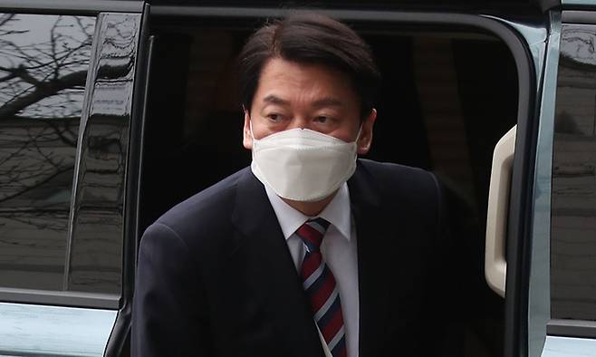 안철수 대통령직인수위원회 위원장이 30일 서울 종로구 통의동 인수위로 출근하고 있다. 연합뉴스