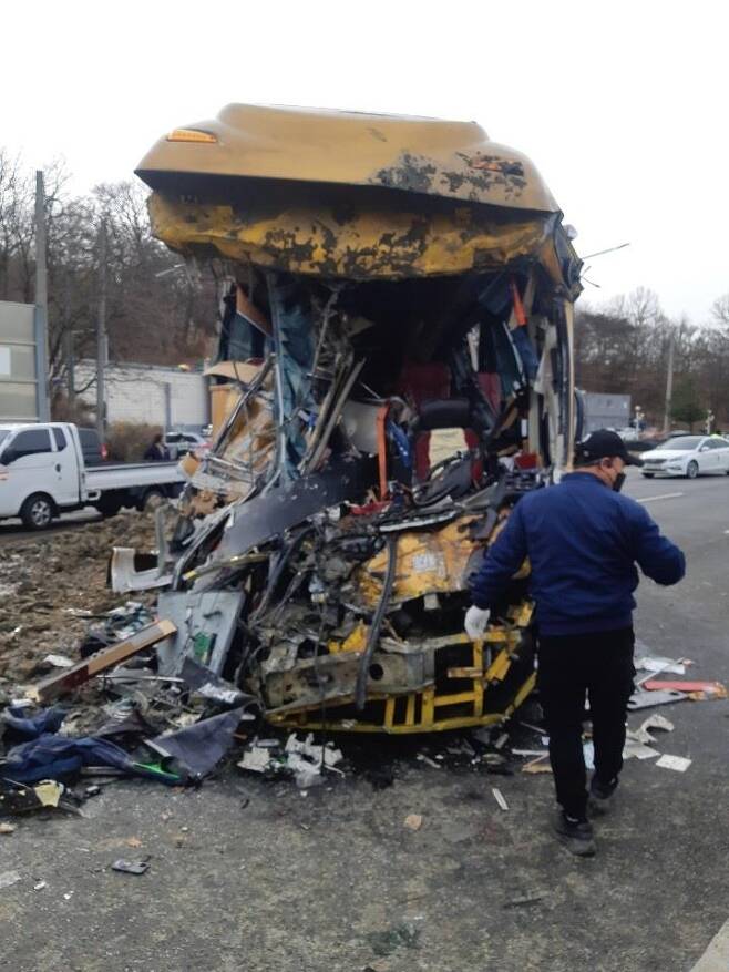 31일 오전 경기 파주시 자유로에서 드라마 촬영 버스를 덤프트럭이 들이받는 사고가 일어났다. 제공ㅣ경기도북부소방본부