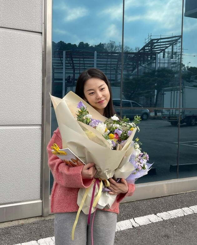 Actor Sohee gave his impression of the drama Thirty, Nine.Sohee wrote on his instagram on April 1, Thank you for the time I spent crying and laughing with # 309 and Hopei, and for being able to be with good seniors and staff.Thank you. In the photo, Sohee is smiling with a bouquet of flowers in his arms. He is seen as he finished the drama safely.Sunye, a former member of the group Wonder Girls, pressed Like on the post, which creates a warm heart.Meanwhile, Sohee appeared in the JTBC drama Thirty, Nine, which ended on March 31st.