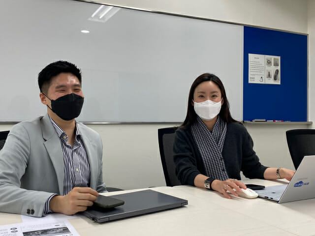 에스넷시스템 박동찬 마켓이노베이션 컨설팅 팀장(왼쪽)과 김희진 차장