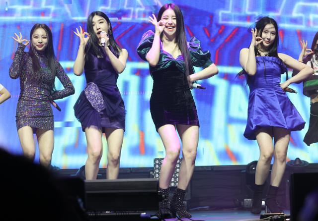 The atmosphere of the Brave Girls, which recorded the best share price in 10 years since its debut with the unprecedented a comeback on the chart syndrome in the K-pop market last year with Rolin, is unusual.Rolin Driving on the chart after the release of the Chimam Wind succeeded in the success of the success of the name of the popular, but somehow the reaction to this comeback is the Feelings which are quite different from Li Dian.What is the point?Brave Girls released their new mini album Thank You on the 14th and opened the first activity of the year.The fans expectation for their comeback was considerable as they gathered hot issues in the K-pop market with a comeback on the chart Shinhwa and a hit hit last year.However, after the release of Thank You, the fans reaction was quite different from expectations.Compared to the reaction to the chimbam that was released after the comeback on the chart last year, the difference is felt at a glance.In recent years, Brave Girls content posted on YouTube, SNS, and online communities shows a lot of comments saying it is rustic.Styling that does not reflect the current trend properly and the overall concept of the song are filled with a sad response.In fact, in the Thank You activity, Brave Girls showed a somewhat disappointing styling compared to Li Dian activity, which also left the atmosphere of the song disappointing.Again, it seems to have attempted popular melody and addictive choreography, but I feel awkwardness in clothes that do not fit somewhere.In the situation where the members solid skills have been proven early, this concept miss remains a bigger regret.Of course, this styling and performance may have been the intended device for the concept of thank you. However, it is difficult to erase the regret even considering the concept of Nutro.In order to properly save the Nutro mood, a compound word of New + Retro, the retro style should be added to the current trend, but it seems somewhat difficult to see that the activity concept of Brave Girls now adds trendiness and reinterprets it.Suddenly, the first release of Rolin in 2017 came to mind, and the biggest reason why Rolin was not attracting much attention at the time was the concept of activity that did not fit the atmosphere of the song.The sexy and fascinating concept that does not fit the exciting and cheerful dance songs of the tropical house genre was pointed out as an element that halved the charm of Rolin as well as the charm of the team itself.Since then, Rolin has been on the chart air, and fans have emphasized the need for album cover and activity styling concept change, and Brave Entertainment has been able to write a successful comeback on the chart Shinhwa while actively accepting it.Since then, Brave Girls, who seemed to have finally found a concept that fits the color of the team by releasing the dance song Chimbambam, which has a cool atmosphere, is Feelings who returned to their place in a year.Of course, the situation is not the same as Rolins a comeback on the chart Li Dian.The fandom and popularity built up through a series of activities are supported by their activities, but that does not make them feel safe.This is because this year is a very important time for future activities as it has been a year since it has gained awareness through a comeback on the chart.As it is a result of 10 years of debut, it is time to make a big decision of the agency (or members) in order to continue the current momentum safely.We must actively seek the reasons for this point and the direction of improvement in the situation where the fans are reacting with sadness every day.Please support Brave Girls to escape the crisis with wise coping and active fans opinions.