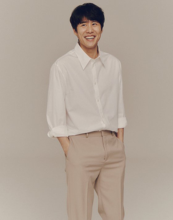 He is a true acting actor. He is not only a heavy image in his work, but also a soft atmosphere.Na Chuls agency UL Entertainment released a new profile image of Na Chul on the 1st.Na Chul in the public photo emits the warmth that has been hidden without hesitation, and collects attention with the charm of the reversal which is completely different from the appearance shown in the work.Na Chul, who has a clean yet dandy styling perfectly, gazes at the camera with a comfortable mood and smiles with a sweet smile, and creates a chic atmosphere as if it were indifferent.The good eyes and warm smile in the colorful images are noticeably shining.Na Chul is Na Deok-jin, head of the investment development team of the Babel Group, and Na, who sings in TVN Vinsenzo. In Happyness, Na Su-min, who is a brother without iron, has been transformed from comic acting to human charm by synchroing 200% with the characters in the work.In particular, SBSs Readers of the Evil, which received a favorable review as a well-made work, played the role of friendly serial killers, the owner of a heinous double personality, and showed a truly creepy performance, capturing the attention of viewers as well as industry officials.In recent years, he has shown his hot performance as a kidnapper Seo Min-gi, who has a lot of stories in OCNs Superior Day, and is expected to play a role in leading the event in a different direction at the moment of desperation crisis.