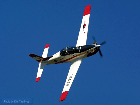 한국우주항공 생산 비행기 KT-1.(기본 훈련기, 2000년 11월 1호기 출하) 순수 국내 기술로 독자개발에 성공한 훈련기. [중앙포토]