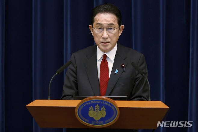 [도쿄(일본)=AP/뉴시스]지난 2월 25일 일본 도쿄의 총리 관저에서 기시다 총리가 기자회견을 가지고 있다. 2022.04.01.