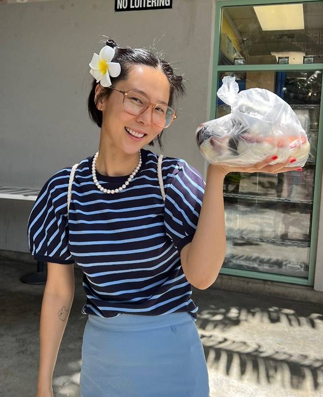 Kim Na-young has reported on the latest in Hawaii.Kim Na-young posted several photos on his instagram on the 1st.Kim Na-young, in the public photo, smiles brightly with a takeaway meal. Kim Na-young completes a hip fashion with striped shirts, skirts and glasses.Kim Na-young also took off his mask and posed with flowers on his head and enjoyed a Hawaii trip.Kim Na-youngs lovely daily life caught the attention of the viewers.On the other hand, Kim Na-young has two sons and is in love with singer MY Q.Photo: Kim Na-young Instagram