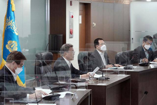 문재인 대통령이 3월 24일 청와대 국가위기관리센터에서 열린 긴급 국가안전보장회의(NSC)를 주재하고 있다. 청와대 제공 뉴스1