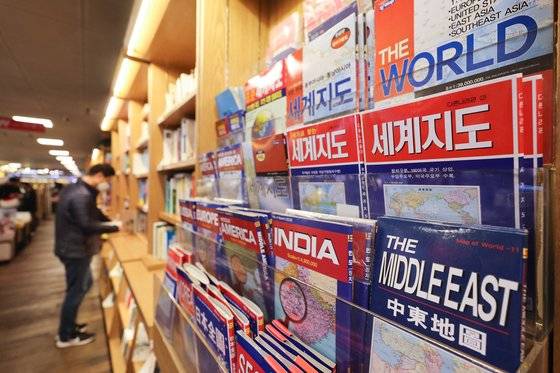 지난달 27일 오후 서울 종로구 교보문고 여행 서적 코너를 찾은 시민이 책을 살펴보고 있다. 백신을 접종한 해외 입국자의 자가격리 의무가 면제되는 등 출입국 문턱이 낮아지면서 해외여행 서적을 찾는 독자들이 늘고 있다. 이날 교보문고에 따르면 정부가 격리면제 지침을 발표한 지난 11일부터 24일까지 2주 동안 해외여행 분야 책 판매량은 직전 2주(2월 25일~3월 10일)에 비해 28.5% 증가했다. 연합뉴스